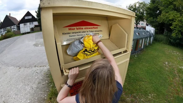Viele karitative Einrichtungen sammeln Altkleider. - © Andreas Zobe