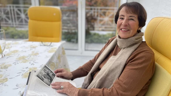 Astrid Reipschl&auml;ger mit den Memoiren ihres Vaters - fein s&auml;uberlich mit Schreibmaschine abgetippt. Die Kriegsjahre aber fehlen. - &copy; Silke Buhrmester