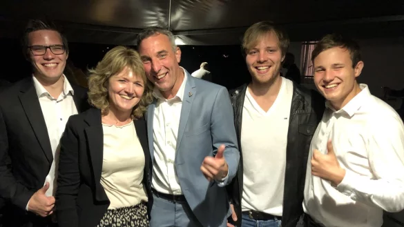 Die Familie freut sich &uuml;ber den Erfolg von Dirk Tolkemitt: (von links) Moritz und Florian Busch-Tolkemitt, Birgit Busch und Felix Busch-Tolkemitt.&nbsp; - &copy; Thomas Reineke