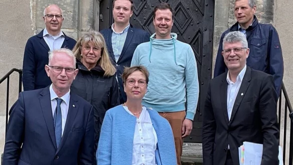 Das neue F&uuml;hrungsteam: (hinten von links) J&ouml;rg Kl&uuml;ter, Michael Ruttner, Florian Kaiser und Bernd Stumpenhagen, (vorne von links) Peter Garnjost, Friederike Nolting-Zimmermann, Marion Petringmeier sowie MdB Christian Haase. Es fehlen Otto Adam und Tobias Sch&ouml;ttler. - &copy; CDU Stadtverband