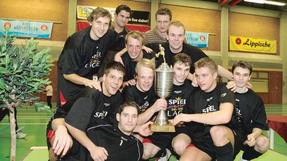 So feierte der Post-SV Detmold 2007 den Sieg beim LZ-Cup in der Halle Aspe. Das Team: (hintere Reihe von links) Guido Freitag, Markus Hass, Peter Schwitalla, (Mitte von links) Sebastian Schönfelder, Markus Rüschenpöhler sowie (vorne von links) Marco Fellmer, Andreas Eikermann, Alexander Ruppel, Sebastian Brosch, Sergej Ruppel. Liegend: Keeper Frederik Cubick. - © Oliver König