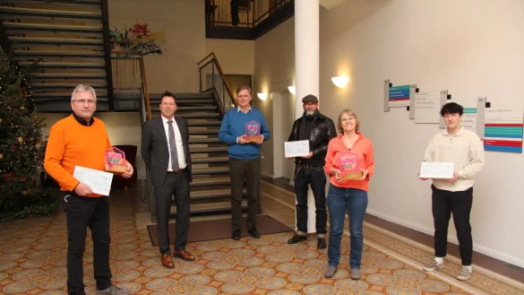 B&uuml;rgermeister Frank Hilker (Zweiter von links) mit den Vertretern der Preistr&auml;ger: (von links) Ewald Gancer, Cord Br&uuml;ning, Andr&eacute; Sedlaczek, Birgit Reher und Moritz Thesmann. - &copy; Jana Beckmann