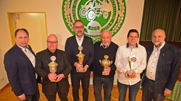 Die Sieger: Oberst Peter Begemann (von links), Henry van Lindt (Vizekönigspokal), Stefan Wienke (Königspokal), Volker Reese (Ehrenoffizierspokal), Nico Borcheld (Jungschützenkönigspokal) und Dirk Heistermann (zweiter Vorsitzender). - © Nicole Ellerbrake