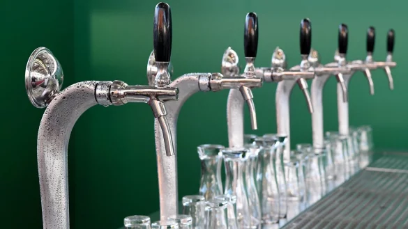 Obergrenze f&uuml;r Feiern und Alkohol-Einschr&auml;nkungen - &copy; Foto: Carsten Rehder/dpa