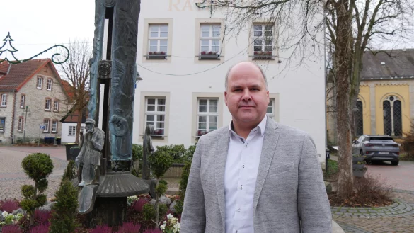 B&uuml;rgermeister Marcus P&uuml;ster vor dem Schl&auml;nger Rathaus. - &copy; Jost Wolf