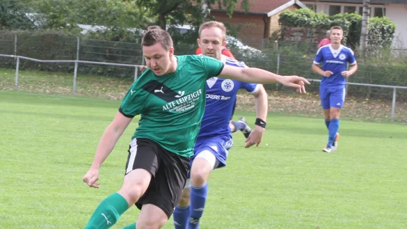 Kann mit der Kugel umgehen: Tobias Fitz, Torjäger des A-Ligisten SuS Pivitsheide, weiß, wo das Tor steht. - © Sebastian Lucas