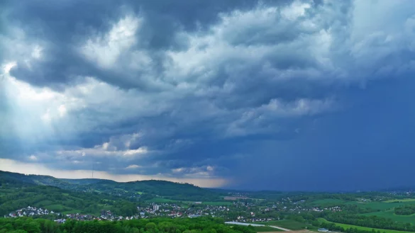Zu erkennen ist rechts der Regenvorhang &uuml;ber Detmold, Diestelbruch und Kl&uuml;t, links der Teutoburger Wald und dar&uuml;ber die sehr bizarren Wolken, mit denen Luft in den Wolkenkomplex str&ouml;mt. - &copy; Robin J&auml;hne