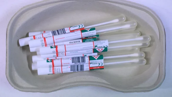 Corona-Abstrich - &copy; Foto: Robert Michael/dpa-Zentralbild/dpa