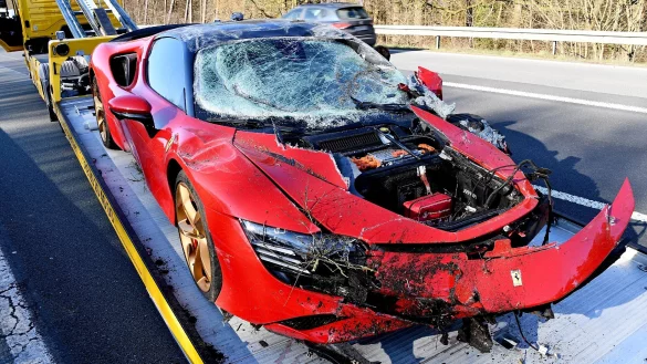 Kleiner Kofferraum: Unter der Fronthaube ist beim Ferrari kaum Platz. - &copy; Andreas Eickhoff