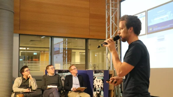 Spannender Vortrag: Während Carsten Janetzky im Vordergrund die Idee von den „Zahnarzthelden" erklärt, machen sich die drei Jury-Mitglieder Roman Will, Stefan Bölte und Dr. Palle Klante (von links) eifrig Notizen. - © Guntmar Wolff