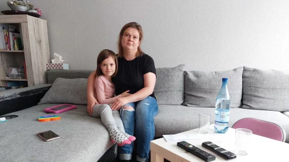 Olga Wichert und ihre Tochter Evelina f&uuml;hlen sich im Viertel um die Sprottauer Stra&szlig;e wohl. Doch die Wohnung ist seit dem Auszug der &auml;ltesten Tochter zu gro&szlig; - ein Wechsel gestaltet sich seitens der LEG als unm&ouml;glich. - &copy; Janet K&ouml;nig