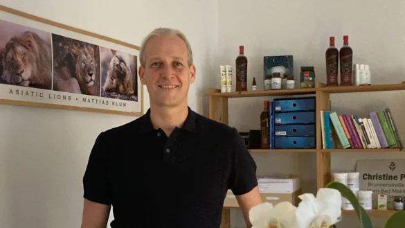Der Bad Meinberger Naturheilpraktiker Guido Brockmeyer behandelt ganzheitlich und auch mit Hypnose. - © Cordula Gröne