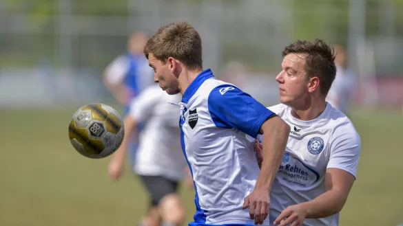 Volle Konzentration: Jonas Scholle (wei&szlig;, rechts) vom FC Fortuna Schlangen und Jannik Fischer vom SV Eintracht Jerxen-Orbke konzentrieren sich auf Gegner und Ball. - &copy; Egon Penner