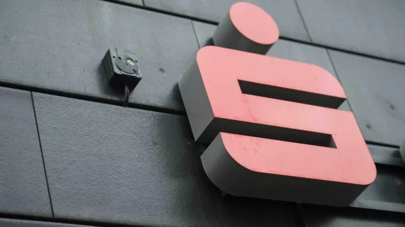 Sparkasse - &copy; Foto: Arne B&auml;nsch/dpa/Archivbild