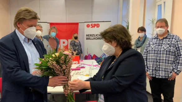 Kreisvorsitzende Ellen Stock gratuliert J&uuml;rgen Berghahn mit Blumen. - &copy; SPD