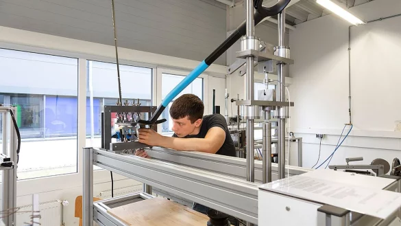 Die Zeitschrift &laquo;Selbst ist der Mann&raquo; hat vom VPA Pr&uuml;f- und Zertifizierungsinstitut 17 Spaten testen lassen, unter anderem im Labor. - &copy; selbst ist der Mann/dpa-tmn