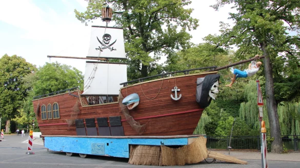 Das Piratenschiff stand im Sommer 2019 am Schlossgraben und flankierte die Strandbar vor dem Eingang des Landesmuseums. Dieses Mal soll es nicht dabei sein. - &copy; Jana Beckmann(LZ)