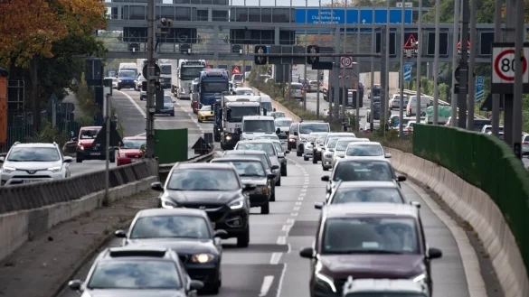 Autoverkehr - &copy; Foto: Bernd von Jutrczenka/dpa