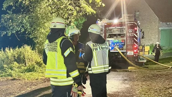 Rund 140 Strohballen standen im August in Almena in Flammen. - © Archivfoto: Feuerwehr Extertal