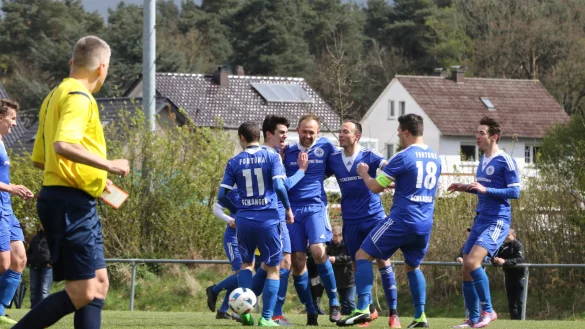 Früher Torjubel beim FC Fortuna Schlangen. - © Oliver König