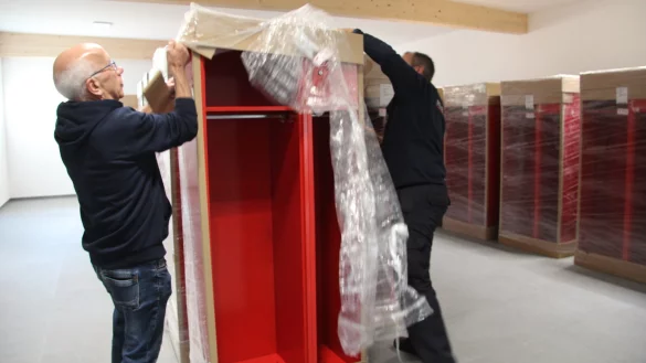 Hans Ovenhausen (links) und Stefan Jakob, Leiter der Feuerwehr Barntrup, packen einen der neuen Spinde im neuen Anbau der Feuerwache aus. - &copy; Nadine Uphoff