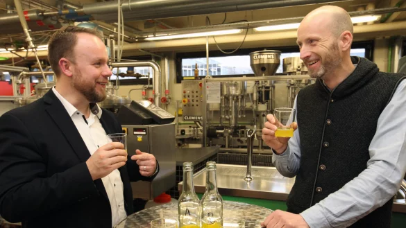 Besser mit weniger Zucker? (von links) Die Professoren Korbinian von Blanckenburg und Jan Schneider probieren zwei unterschiedlich ges&uuml;&szlig;te Limonaden. Ihre Probanden haben da kaum einen Unterschied ausmachen k&ouml;nnen. - &copy; Bernhard Preuss