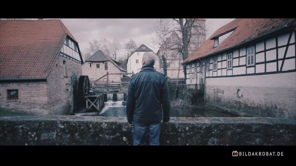 Bildakrobat Merten Kunisch hat auch an der Öhlmühle am Schloss Brake gedreht. - © Repro: Bildakrobat.de