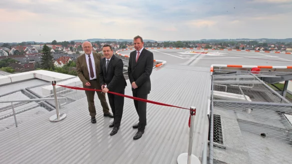 Stolz auf die neue Landefläche: (von links) der ärztliche Geschäftsführer Dr. Helmut Middeke, Landrat Dr. Axel Lehmann und KLG-Geschäftsführer Johannes Hütte über den Dächern von Detmold. - © Vera Gerstendorf-Welle