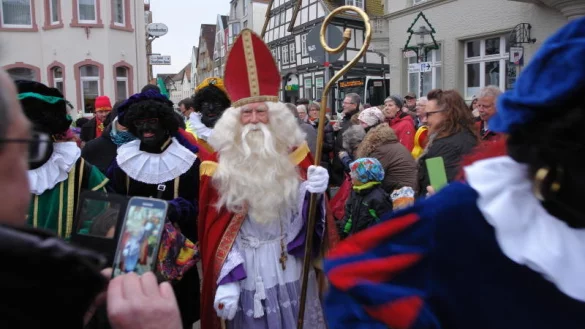 Erfreuen die Besucher: Sint Nicolaas und seine Zwarte Pieten. - &copy; Archiv: Nicole Ellerbrake