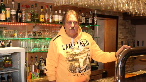 Gerd Hellwig steht in der Regel morgens hinter der Theke und abends in der K&uuml;che. - &copy; Sandra Castrup