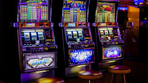 Potenzielles Suchtmittel: Geldspielautomaten wie diese h&auml;ngen auch in Lemgoer Spielhallen. Kritiker  fordern mehr Schutz f&uuml;r Abh&auml;ngige. - &copy; Pixabay