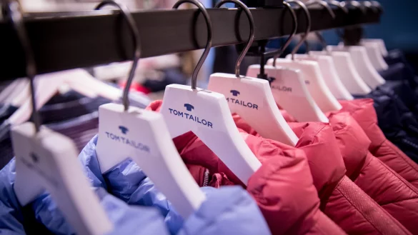 Verwirrung in der Umkleide: Eine 40 kann mal eine 36 und mal eine 42 sein. Die meisten Kleidungsst&uuml;cke fallen zudem zu gro&szlig; aus. - &copy; dpa