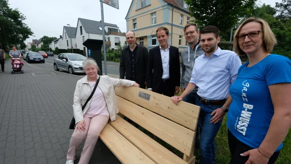 Testen die Test-Bank: (von links) Traudel Kayser (Bürgerstiftung), Markus Herbst (KlimaPakt), Kay Sandmann-Puzberg (Bürgerstiftung), Benjamin Dally und Yannik Klauß (beide urbanLab Hochschule) und Ulrike Levri (Peter Gläsel Stiftung). ⋌Foto: Sven Koch - © Sven Koch