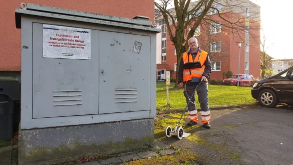 Gasspürer Ingo Kermbach überprüft eine Leitung vor einem Mehrfamilienhaus in Lage. - © Nadine Uphoff