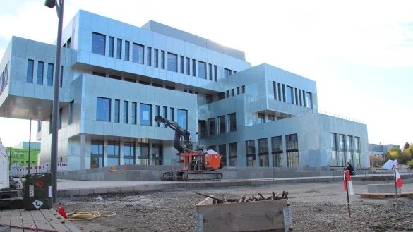Am Innovation-Spin auf dem Lemgoer Campusgel&auml;nde ist ein toter Arbeiter gefunden worden. Die Ermittlungen dazu laufen noch. Die Arbeiten gehen derweil weiter. - &copy; Nadine Uphoff