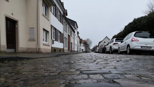 Ein dunkler Asphaltstreifen soll bald durch die Heustraße führen. Das  finden nicht alle Anwohner gut. - © Kjell Mersch