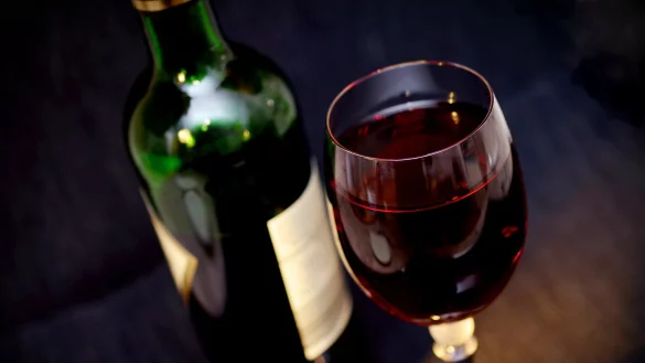 Auf ein Glas Rotwein mit Bernard Black - &copy; Symbolbild: Pixabay