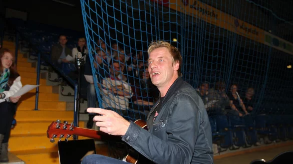 Heizt ein: Kai Wiesekopsieker an der Gitarre. - &copy; Foto: Lucas