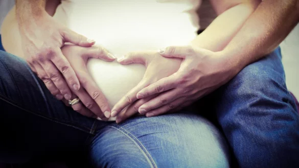 Bereits vor der Geburt gibt es Möglichkeiten, das Risiko für Gen-Anomalien beim ungeborenen Kind festzustellen. Die sind zum Teil teuer und sollen für Risikogruppen zur Kassenleistung werden. Doch wann es soweit ist, steht noch nicht fest. - © Symbolbild: Pixabay