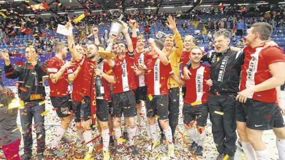 Der mit Abstand sch&ouml;nste Triumph f&uuml;r Marcel Zimmer (gelbes Trikot) ist der Sieg 2015 gewesen. Tim Smithen reckt den Pott in die H&ouml;he, links klatscht Trainer Andreas Goll. - &copy; Paul Cohen