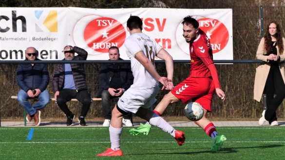 Alihan Birinci vom TSV Horn lässt seinen Dringenberger Gegenspieler ins Leere laufen. - © Jörg Hagemann