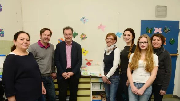 Spende für die Flüchtlingsfrauen-Arbeit der Hebammen: (von links) Dolmetscherin Gulnar Tuhtar, Oliver Müller und Hanno Baumann vom Lions Club Detmold-Residenz, Andrea Tillmanns-Bittel, Julia Boldt, Praktikantin Pauline Gehle und Ursula Schmolke. - © André Gallisch