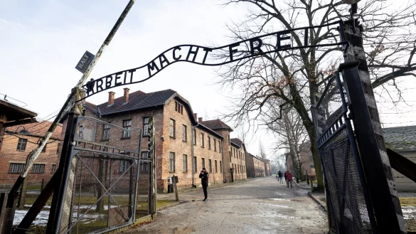 „Arbeit macht frei“: Die Toraufschrift im Eingangsbereich des Stammlagers Auschwitz ist weltbekannt. - © Uta Wagner