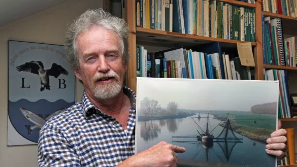 Kommerzieller Fang: Ludwig Bartmann zeigt ein Foto von einem &bdquo;Aalschokker" nahe der Staustufe der Weser bei Petershagen. - &copy; Bernhard Preuss