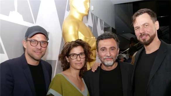 Mit dem Oscar: (v. l.) Ansgar Frerich, Eva Kemme, Talal Derki und Tobias N. Siebert. - &copy; Ansgar Frerich