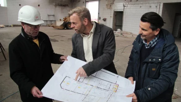 Geschichte wiederholt sich: Architekt Paul-August Stüker und die beiden „Buena Vista"-Geschäftsführer Thomas Kruse und Kay Hartmann (von links) bei einer Baubesprechung vor dem ersten Umbau im alten Schlachthof. Nun rücken dort ein zweites Mal die Handwerker an, um die Muckibude zu vergrößern. - © Till Brand