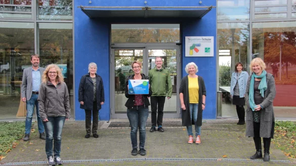 Gemeinsam arbeiten (von links) Matthias Tiemann, Christine Lambregts-Schmidt, Petra Fecke, Katrin Wenzel, Klaus Naber, Marion H&ouml;cker (Topehlen Schule), Dorit Meier, Schulleiterin der Realschule sowie Theresa K&uuml;ster (Realschule) am internationalen Projekt. - &copy; Carolin Brokmann-F&ouml;rster