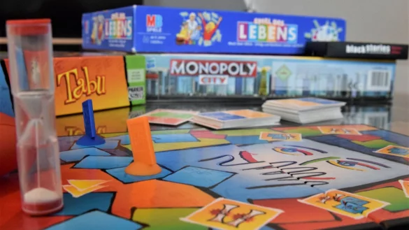 Die Klassiker reichen vielen Familien, die ihren Nachwuchs &uuml;ber Wochen bei Laune halten m&uuml;ssen, nicht mehr aus. Doch es gibt noch viele weitere Empfehlungen in der Spielewelt. - &copy; Greta Wiedemeier