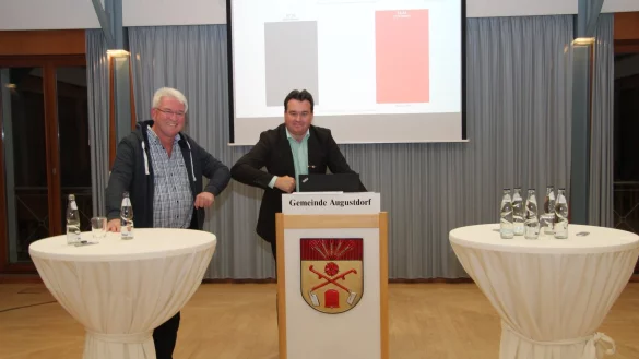 Gl&uuml;ckwunsch nach Corona-Art: Wahlleiter Patrick Herrmann gratuliert dem Stichwahl-Gewinner Thomas Katzer (SPD) per Ellbogen-Kick. Der unterlegene Dr. Andreas Wulf (CDU) lie&szlig; sich nicht blicken. Sein Tisch blieb leer. - &copy; Dieter Asbrock