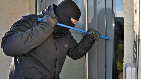 Beim Einbruch geht es um Sekunden. Je schwerer man es den T&auml;tern macht, desto gr&ouml;&szlig;er ist die Wahrscheinlichkeit, dass sie von ihrem Plan ablassen. - &copy; burglar